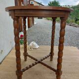 Round table, turned wooden legs