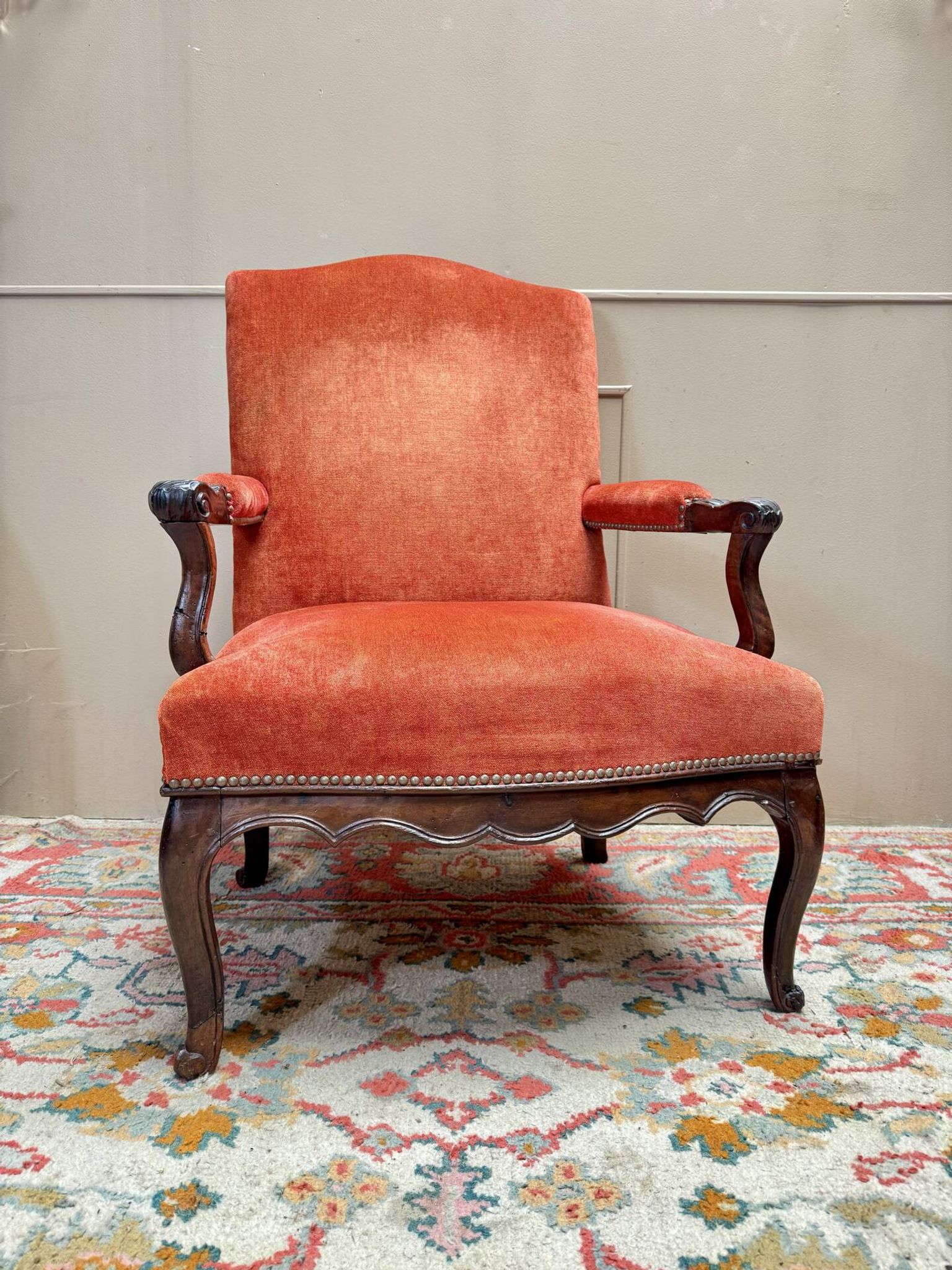 FAUTEUIL EN NOYER D’ÉPOQUE RÉGENCE XVIII EME SIÈCLE