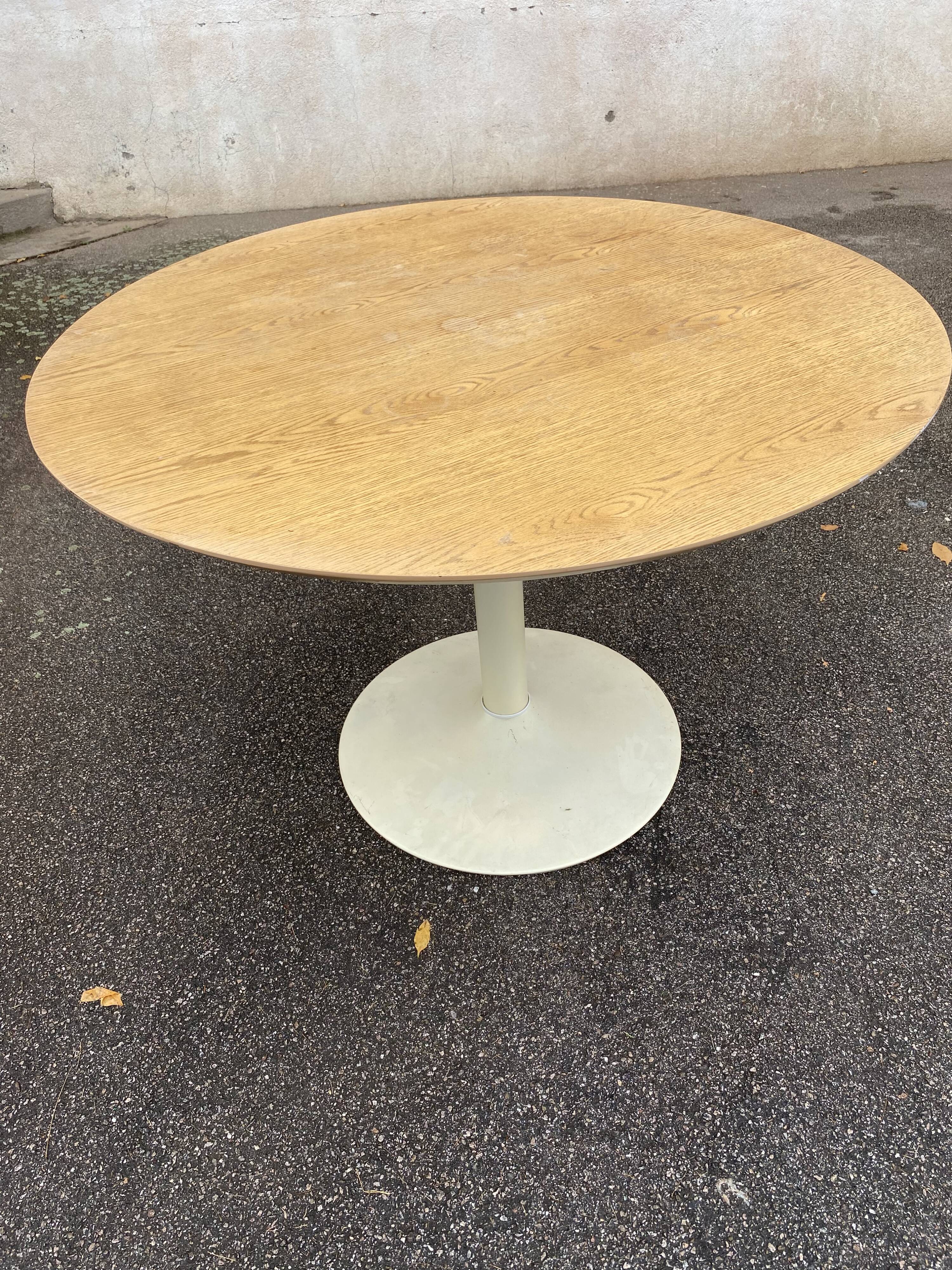 Tulip foot kitchen table