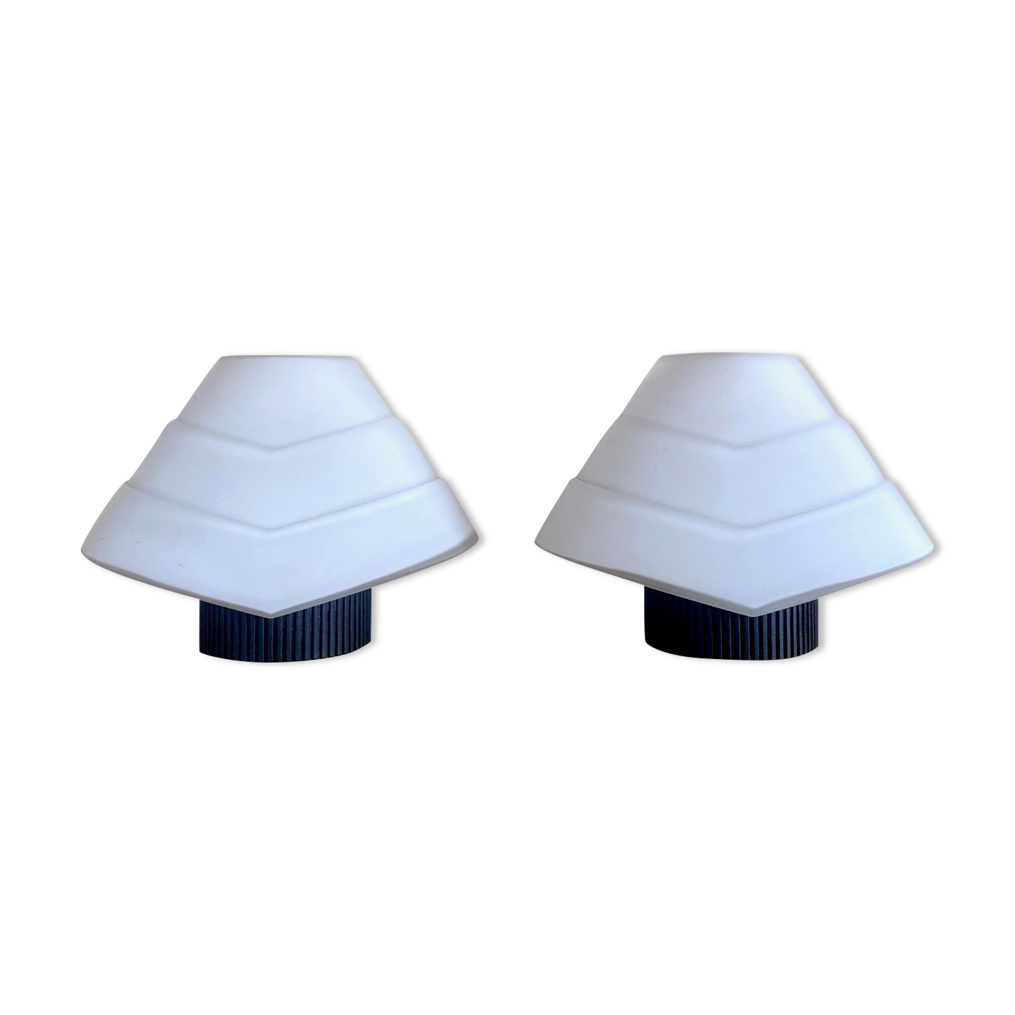 Pair of lamps in opaline glass and metal, 1980