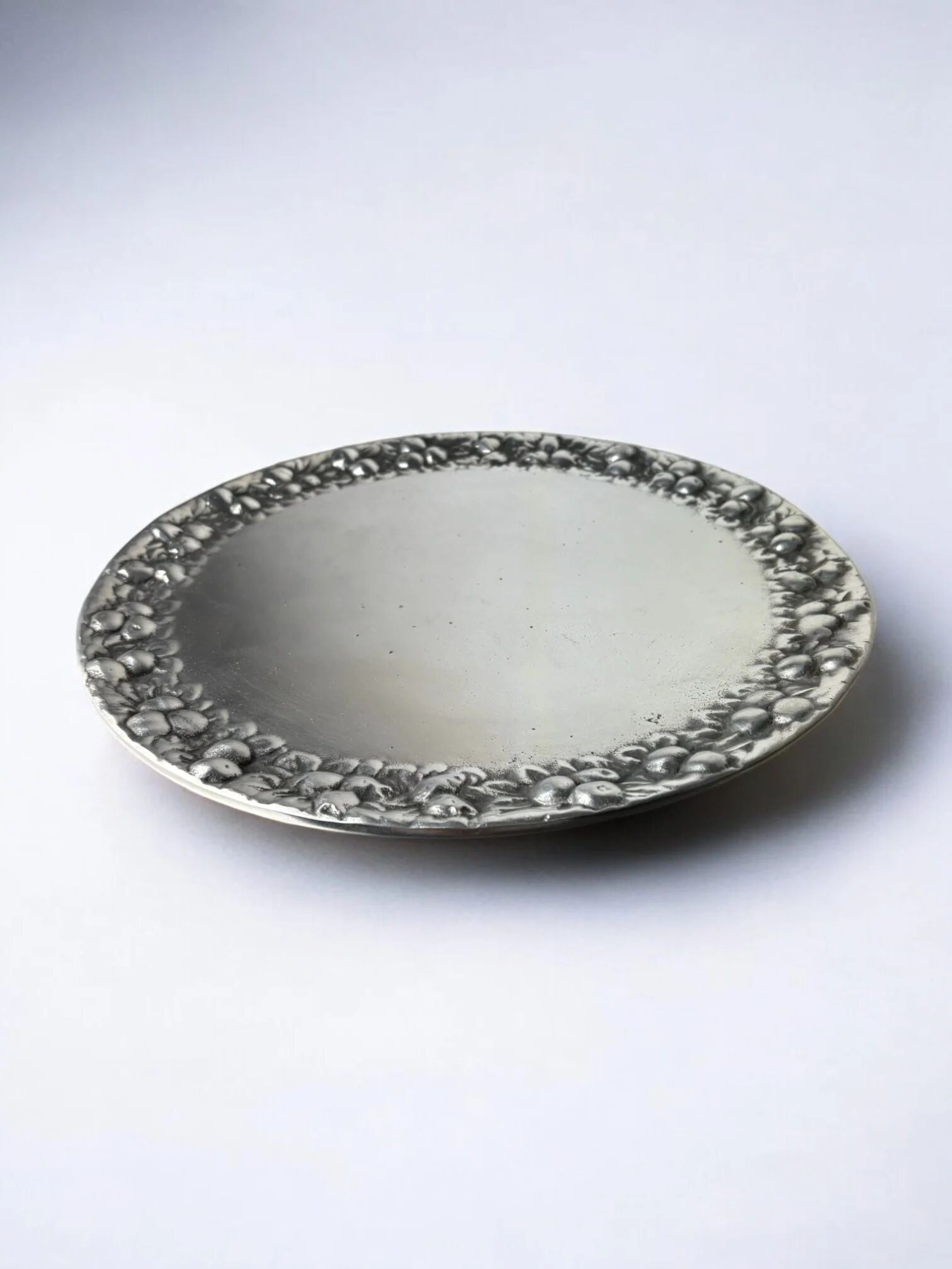 Plateau circulaire floral Art déco, en aluminium massif, Espagne, années 1960