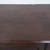 Charmant et intemporel meuble-commode ancien en chêne anglais du début du XIXe siècle, avec deux portes et une serrure fonctionnelle.