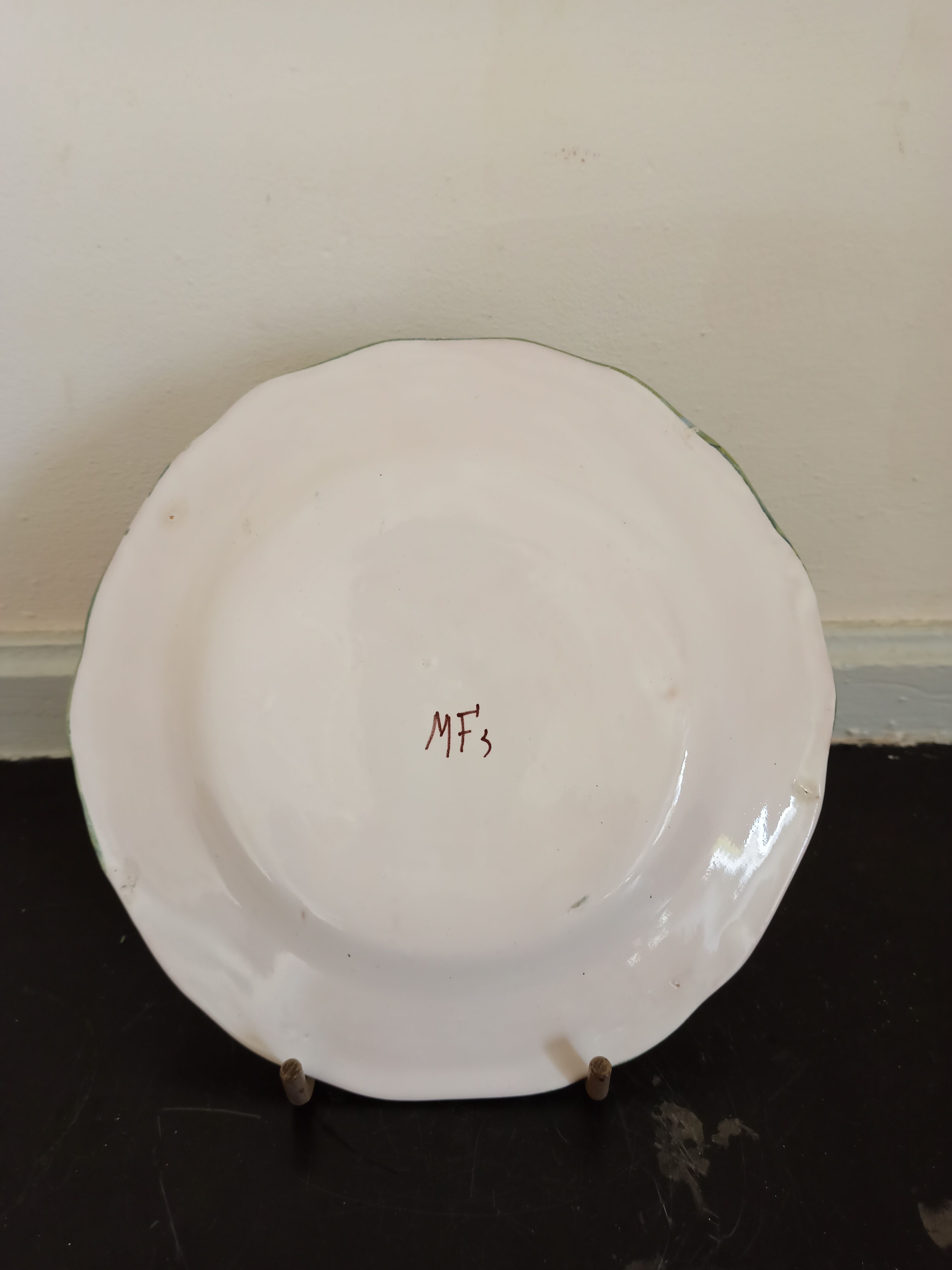 Assiette décorative en faience de Moustiers signée MF