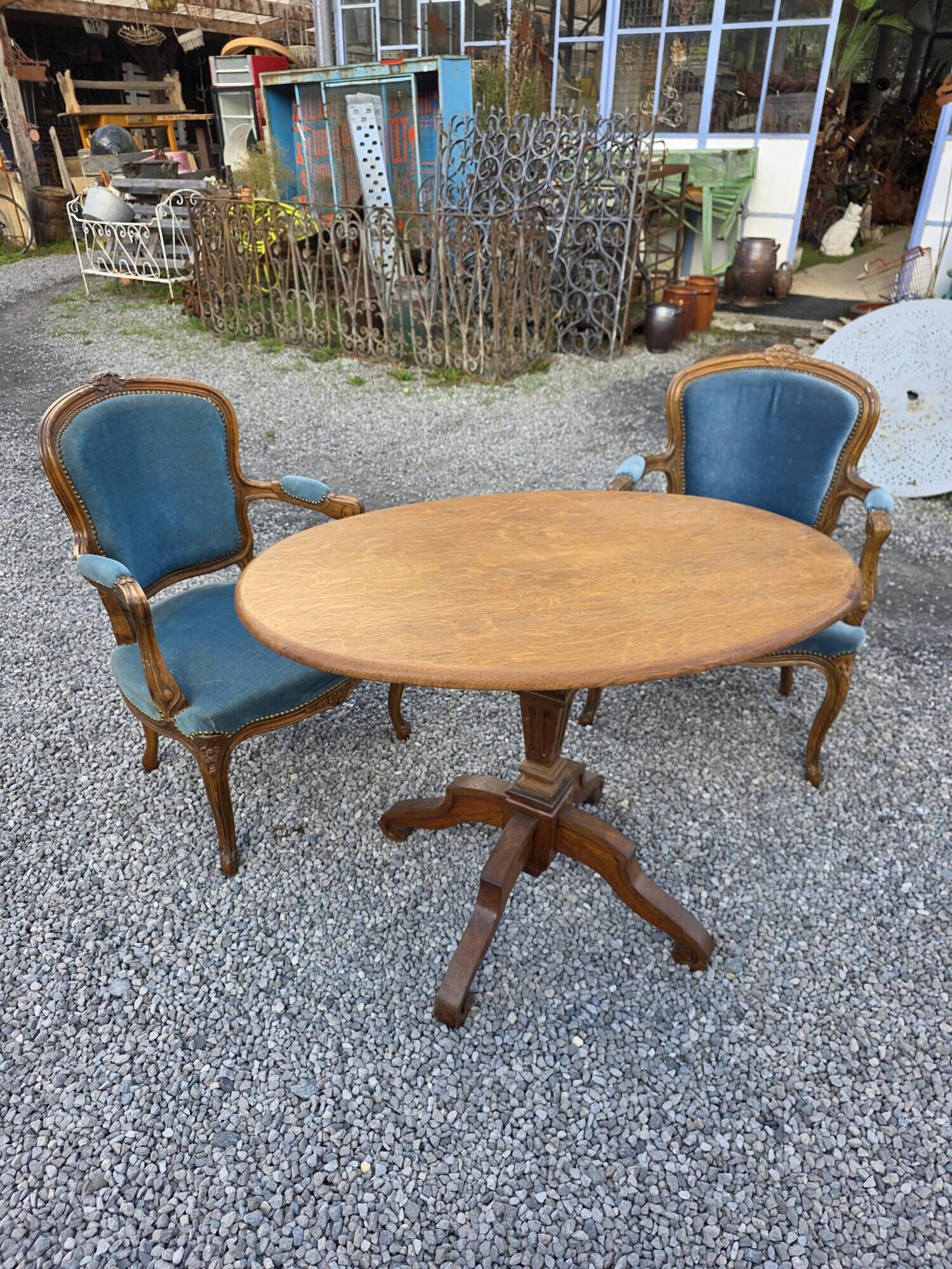 Oak guéridon table from the early 20th century.