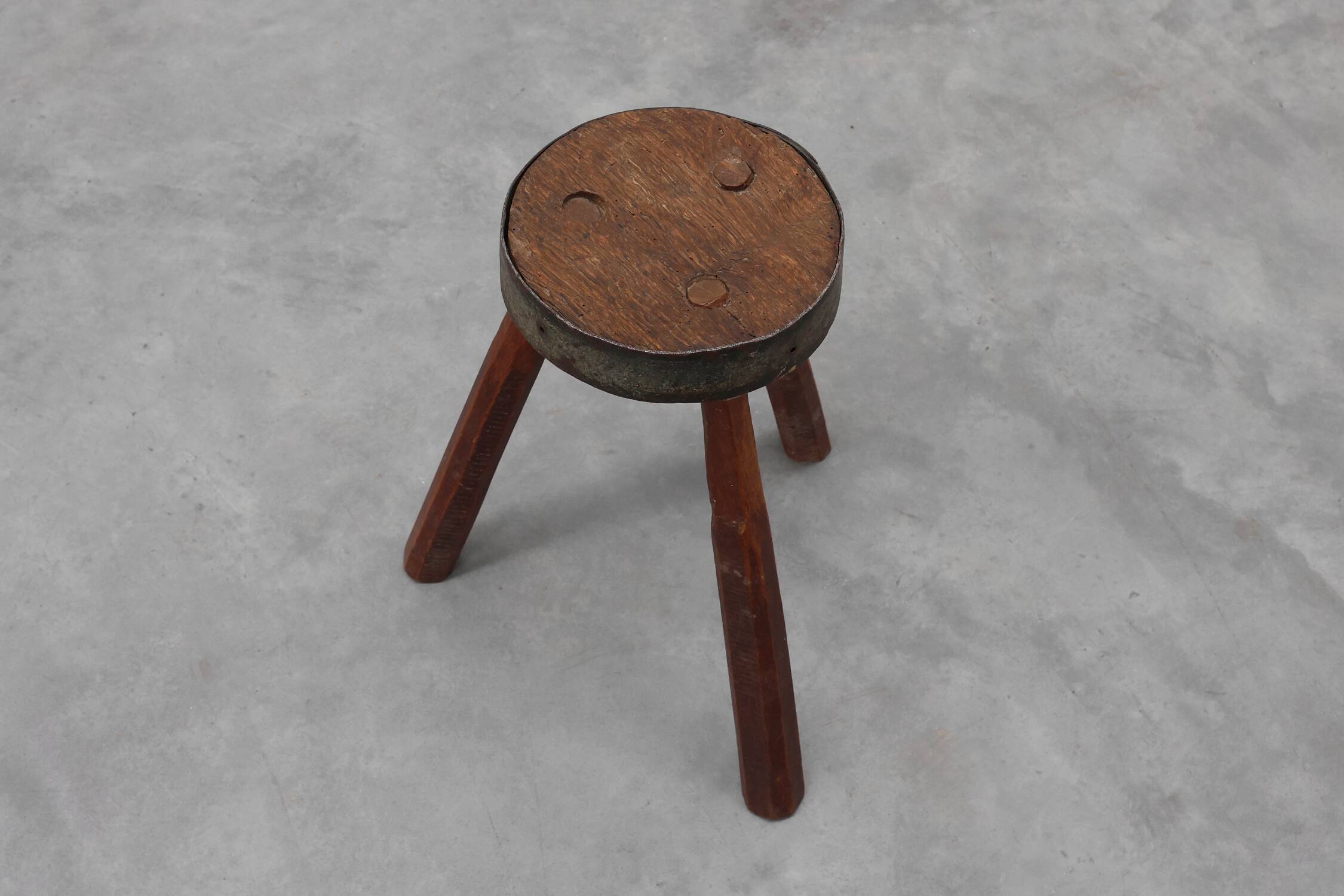 Brutalist French solid oak tripod stool with metal rim, 1850s