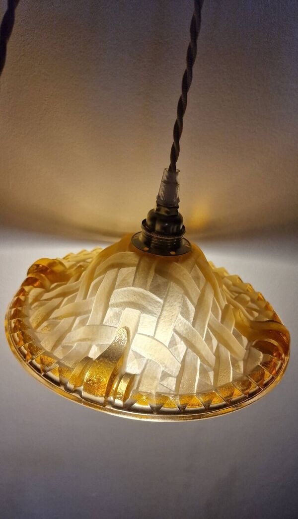 Suspension Art Déco en verre moulé rose