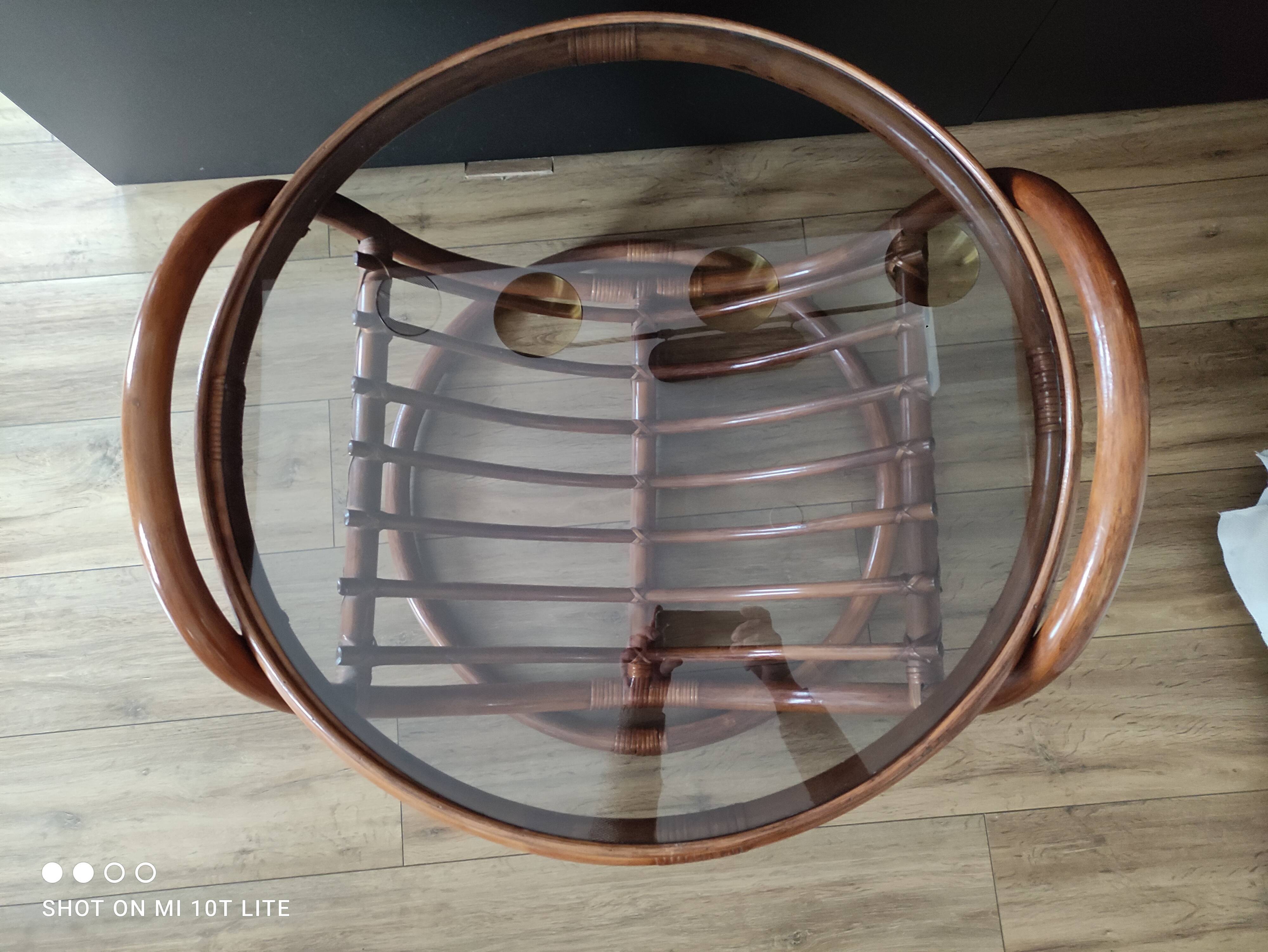 Grande table basse ronde vintage en rotin et verre fumé