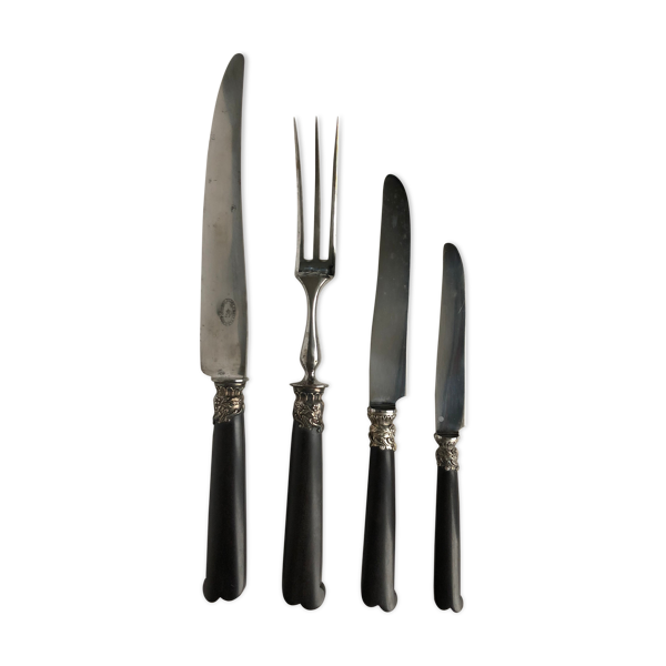 Ensemble de 24 couteaux et 2 pièces de service en métal argenté