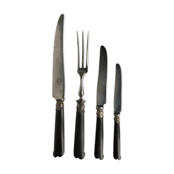 Ensemble de 24 couteaux et 2 pièces de service en métal argenté