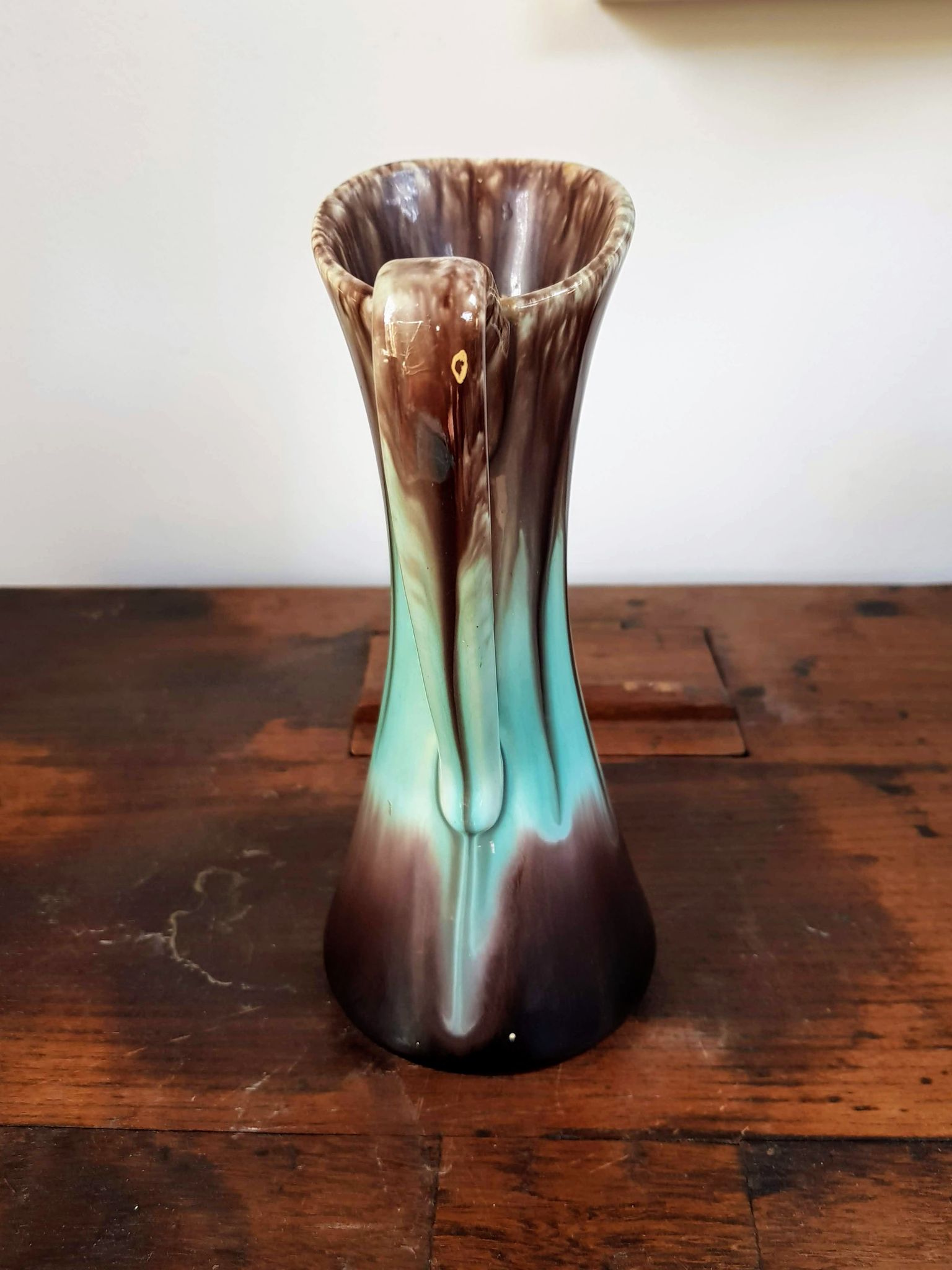 Pichet antique en céramique brune et verte