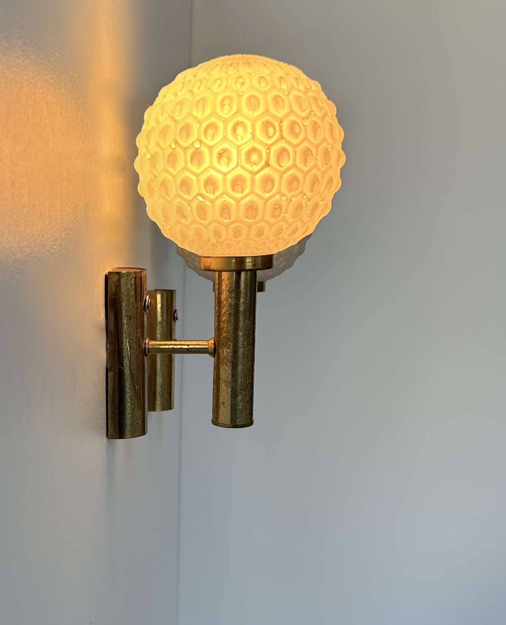 Applique vintage, laiton et opaline, Allemagne 1960