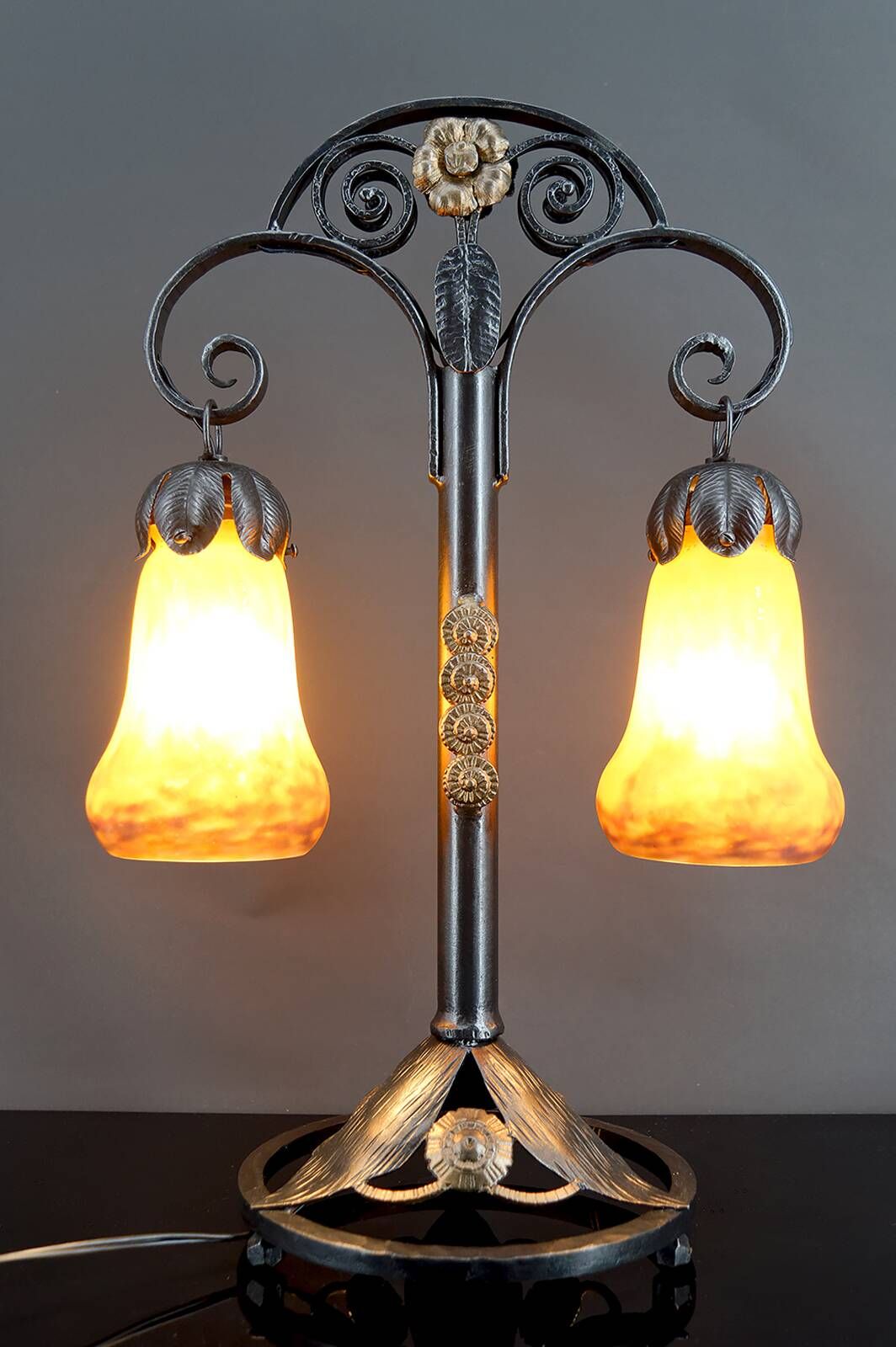 Lampe bicéphale Art Déco, fer forgé à double patine– Muller Frères, c. 1920