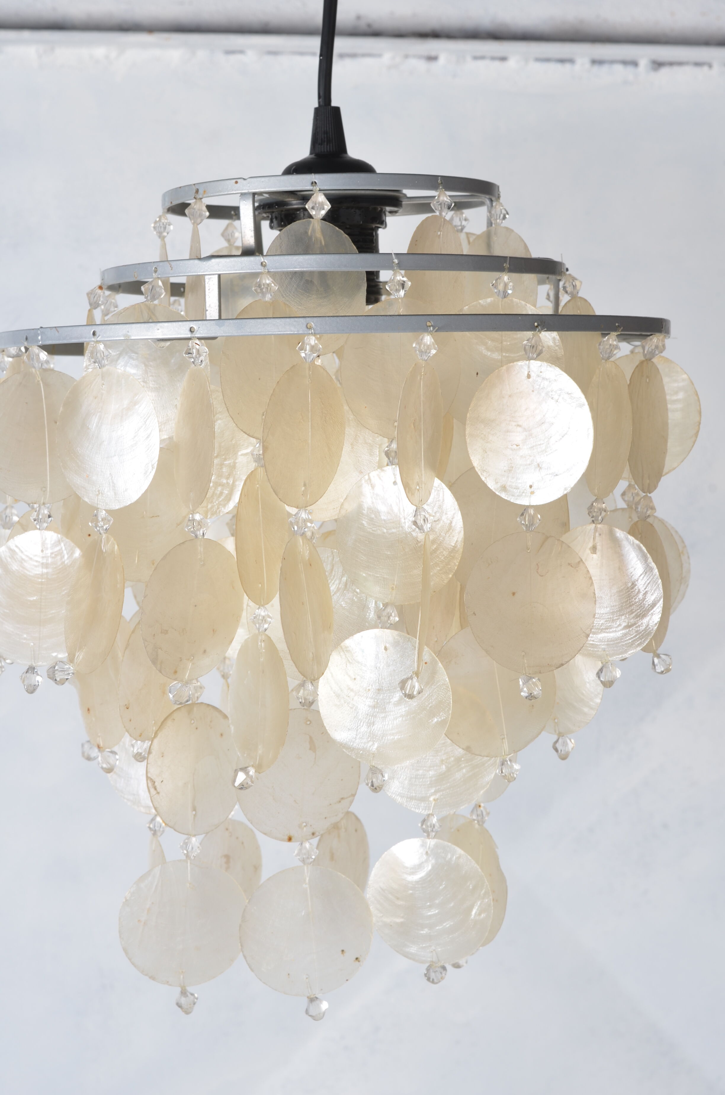 Mother-of-pearl tassels suspension