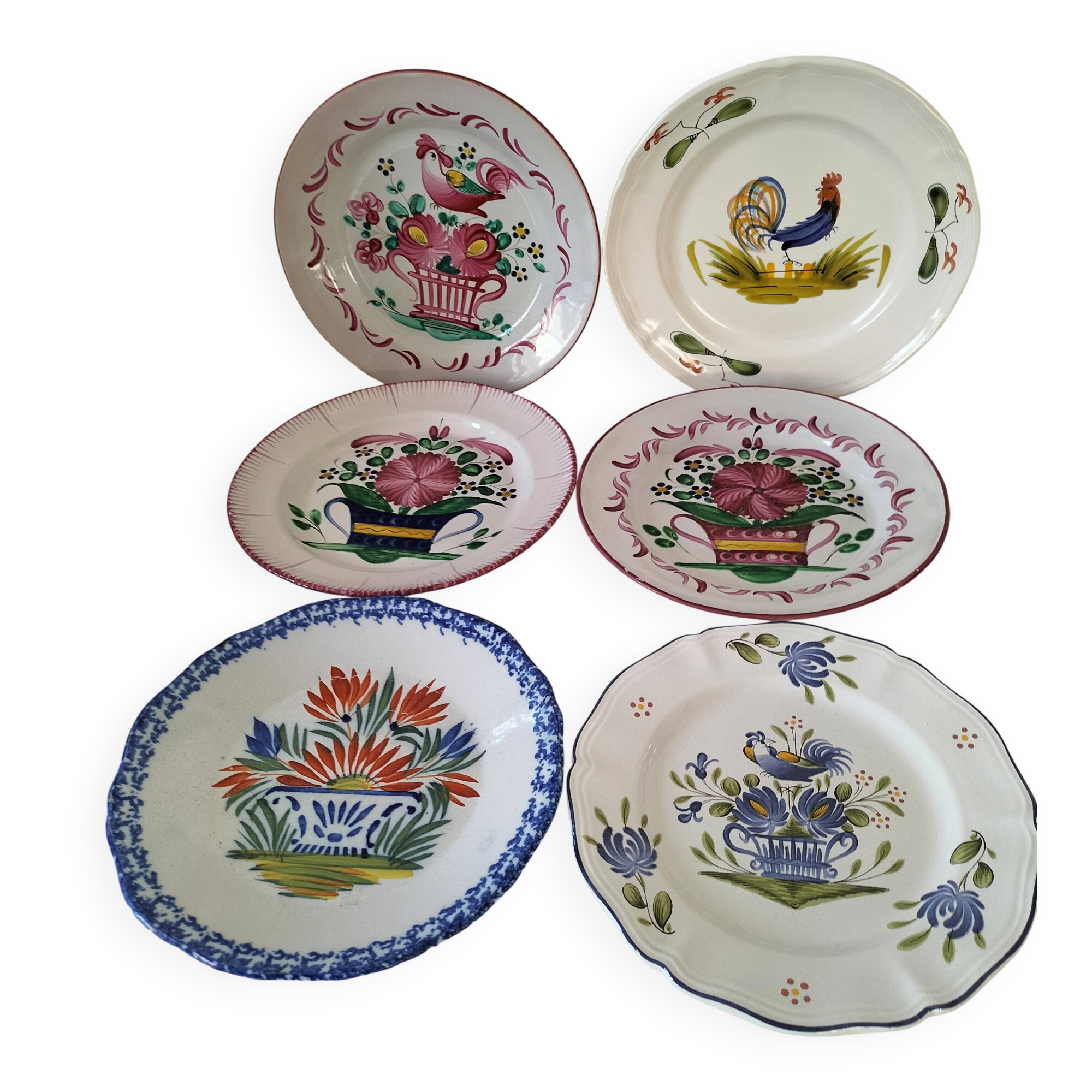 Rooster plates & baskets, earthenware in the spirit of a French bistro.