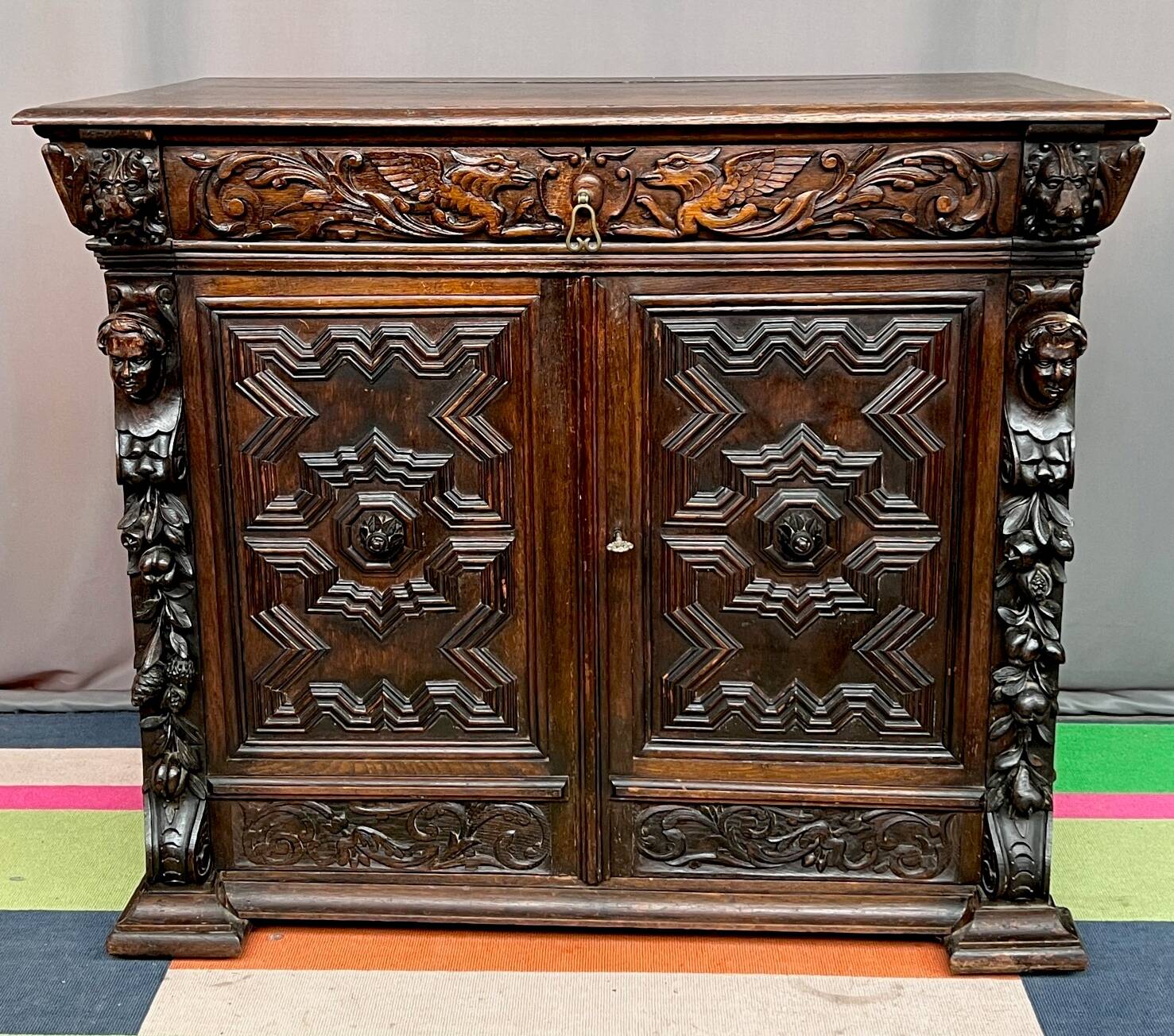 Commode de style Renaissance.