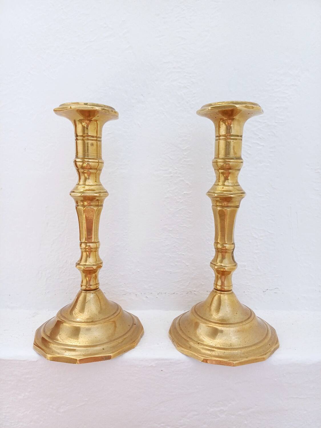 Paire de bougeoirs lourds en laiton