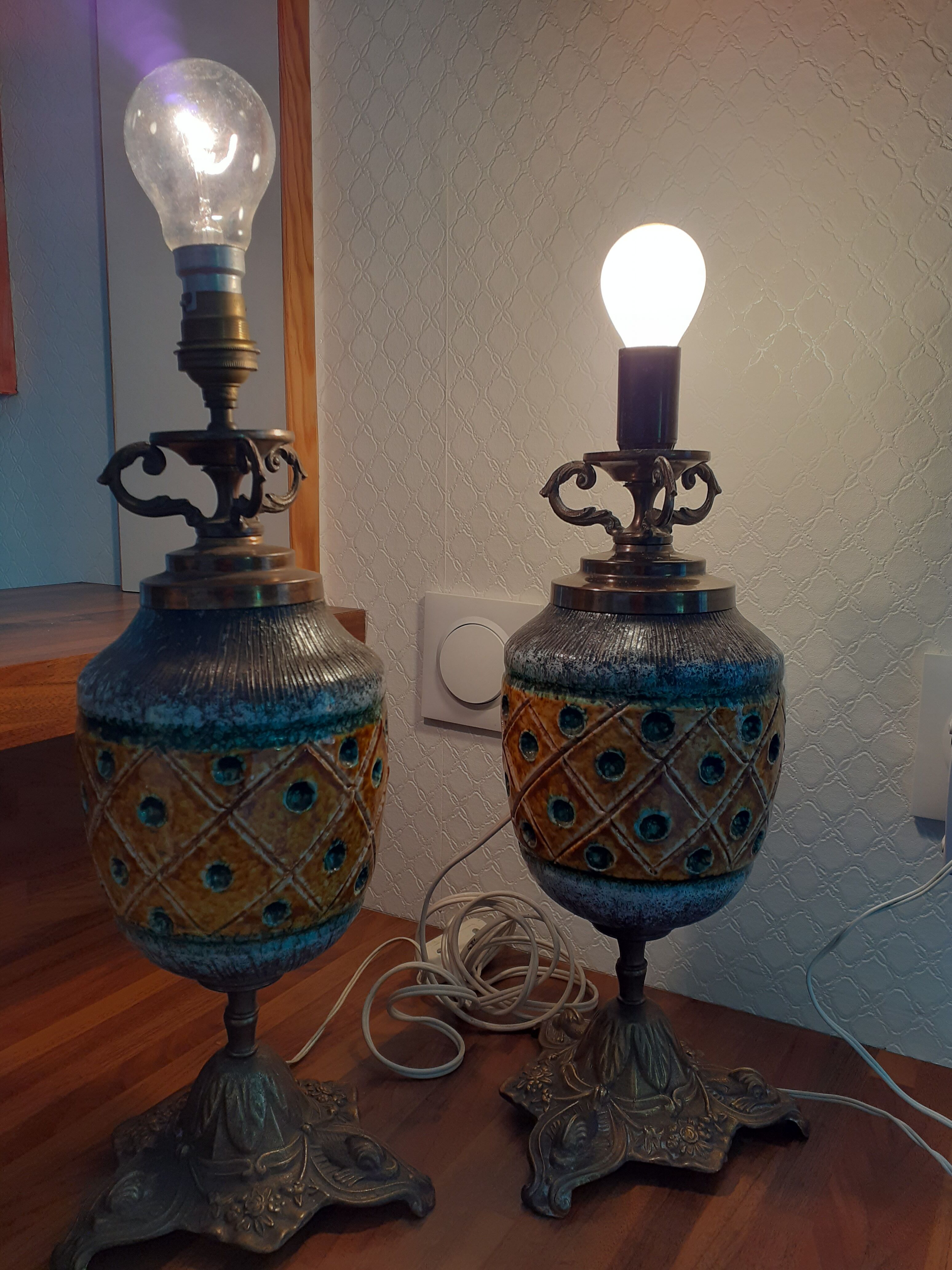 Pair of feet of vintage pineapple lamp