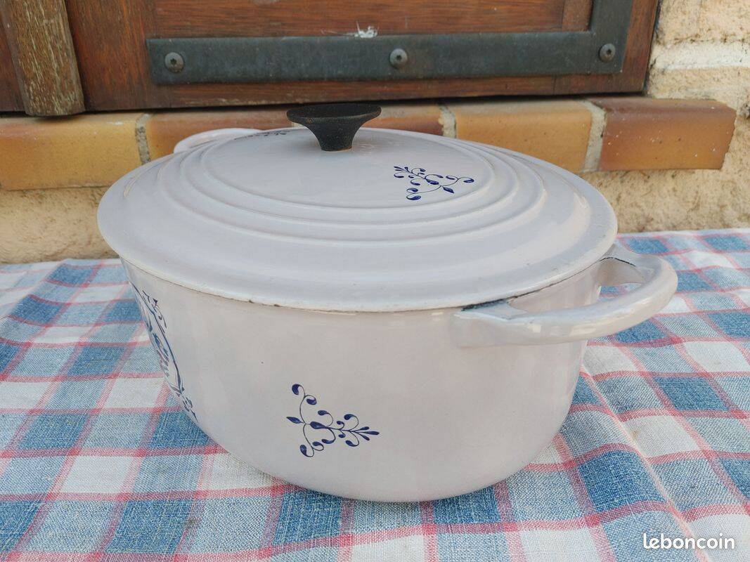 Le Creuset collection, old enamelled cast iron casserole, beautiful condition