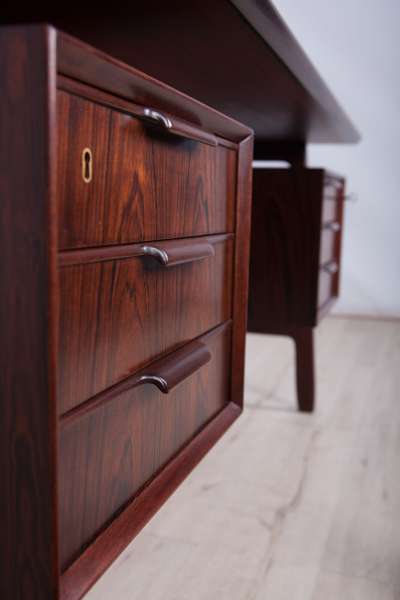 Bureau en bois model 75 Desk de Omann Jun années 1960