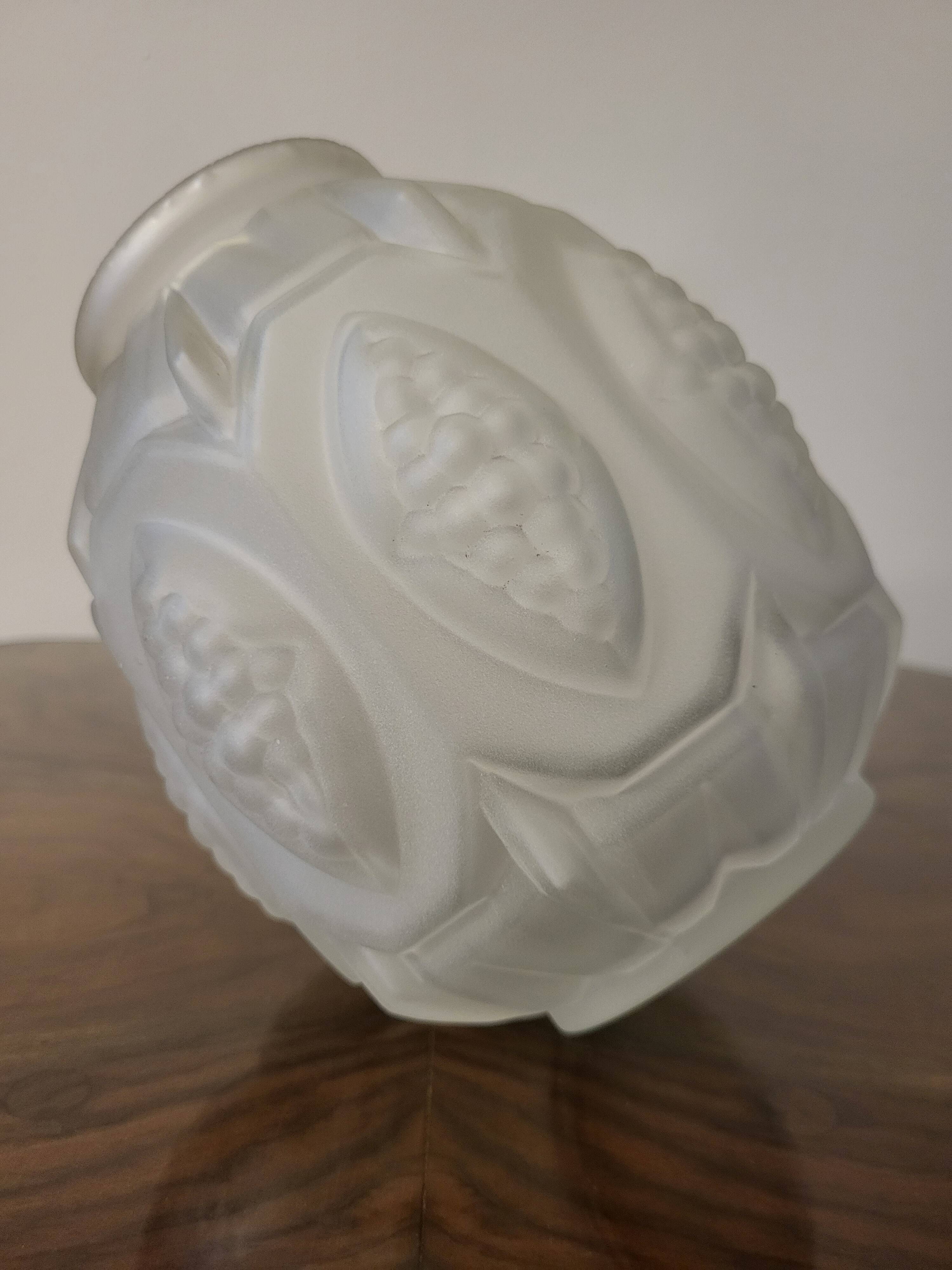 Vase Art déco en verre pressé dépoli avec décor floral, probablement des années 40