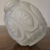 Vase Art déco en verre pressé dépoli avec décor floral, probablement des années 40