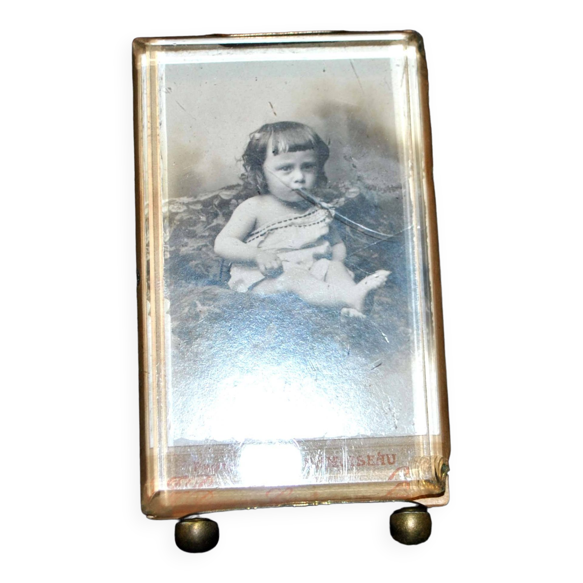 Cadre photo ancien en verre biseauté et monture laiton - pied boule 11 x 6.5