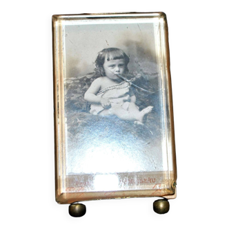 Cadre photo ancien en verre biseauté et monture laiton - pied boule 11 x 6.5