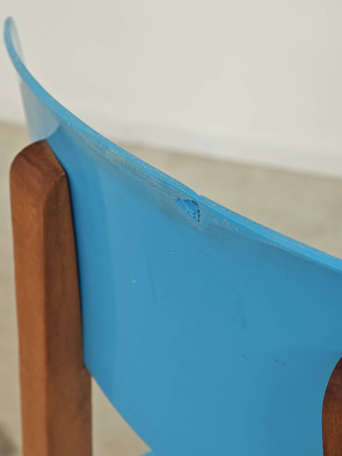 Pair of wooden and plastic chairs Ton Bystrice Thonet