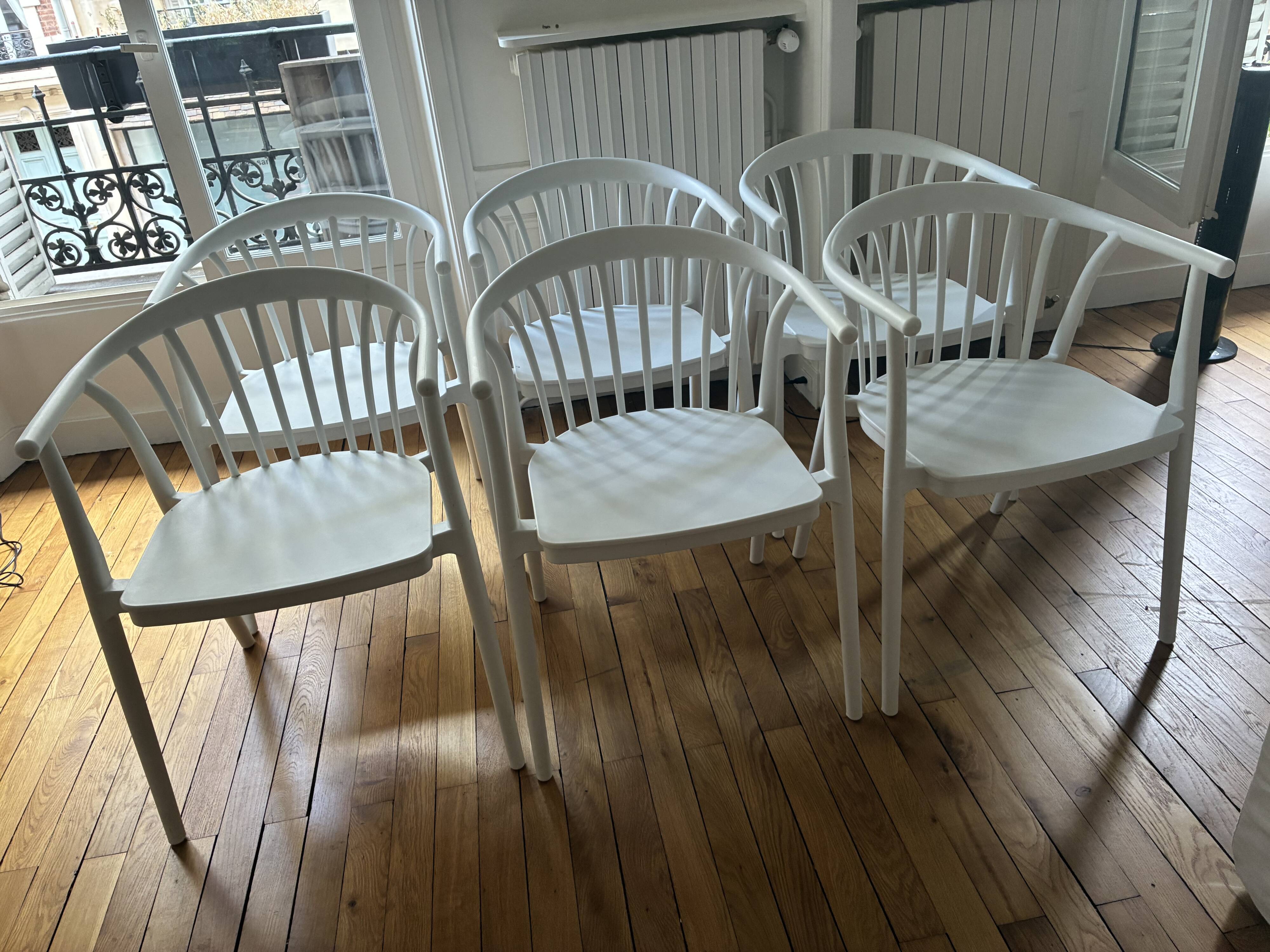 Chaises en bois peintes en blanc