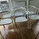 Chaises en bois peintes en blanc