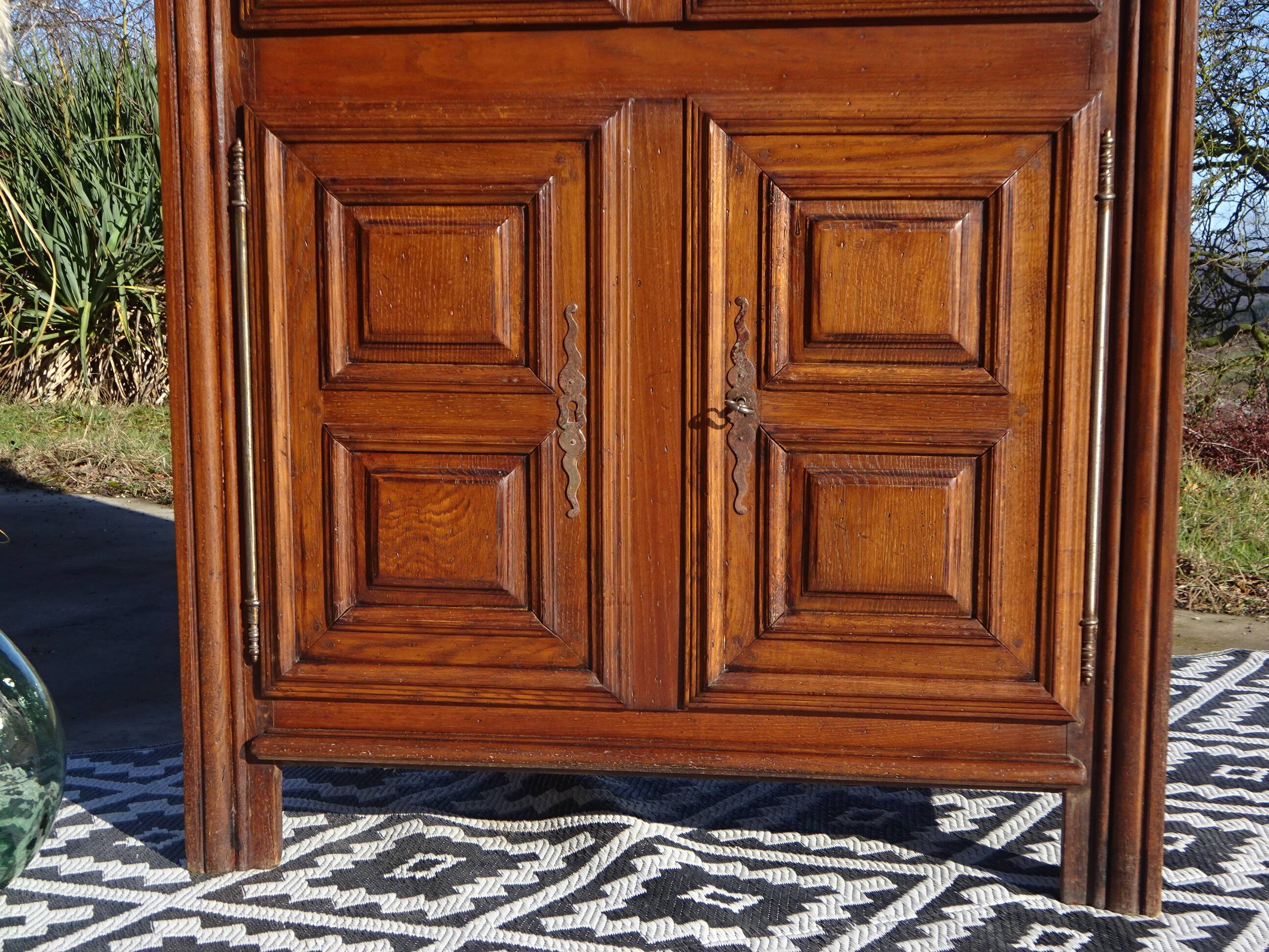 Buffet haut en chêne massif de style Louis XIII