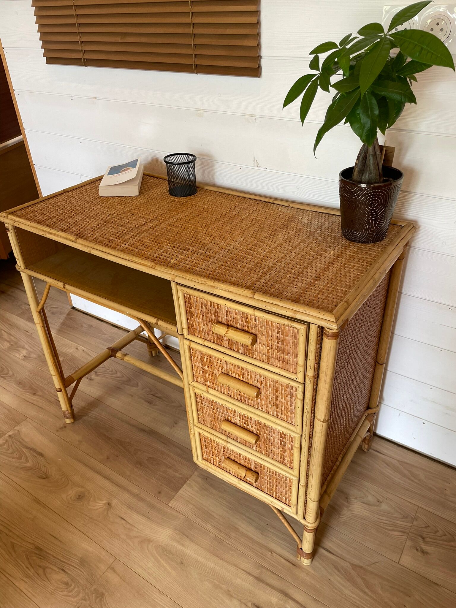 Vintage rattan and woven wicker desk with 4 drawers – Centrepiece – Style