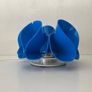 Lampe de table en plexiglas bleu Flower Design, années 1970, Italie