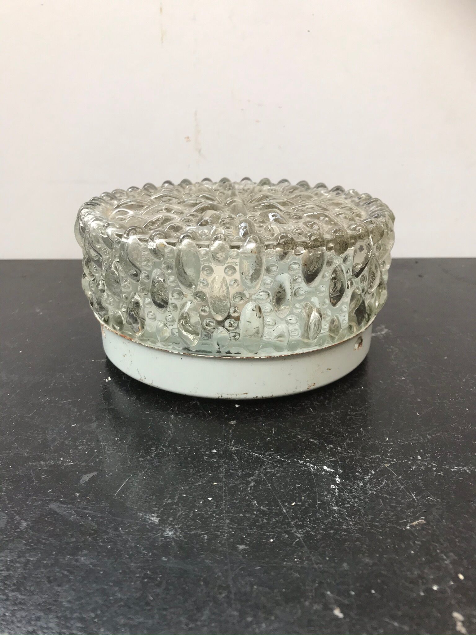 Platfonr Applied Rond Moulded Glass - Vintage White Metal Support