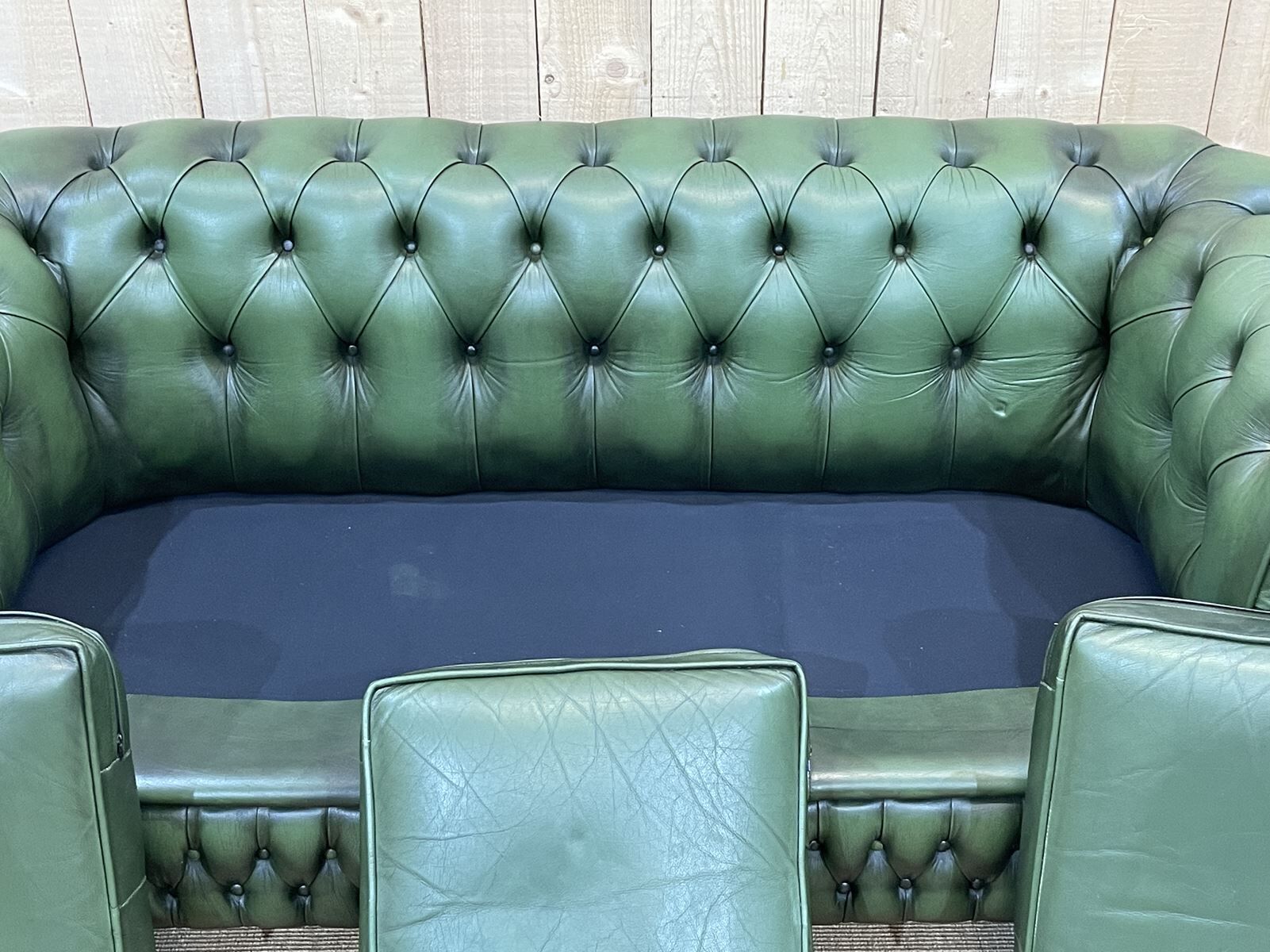 Chesterfield sofa in green leather 3 places from the 80s
