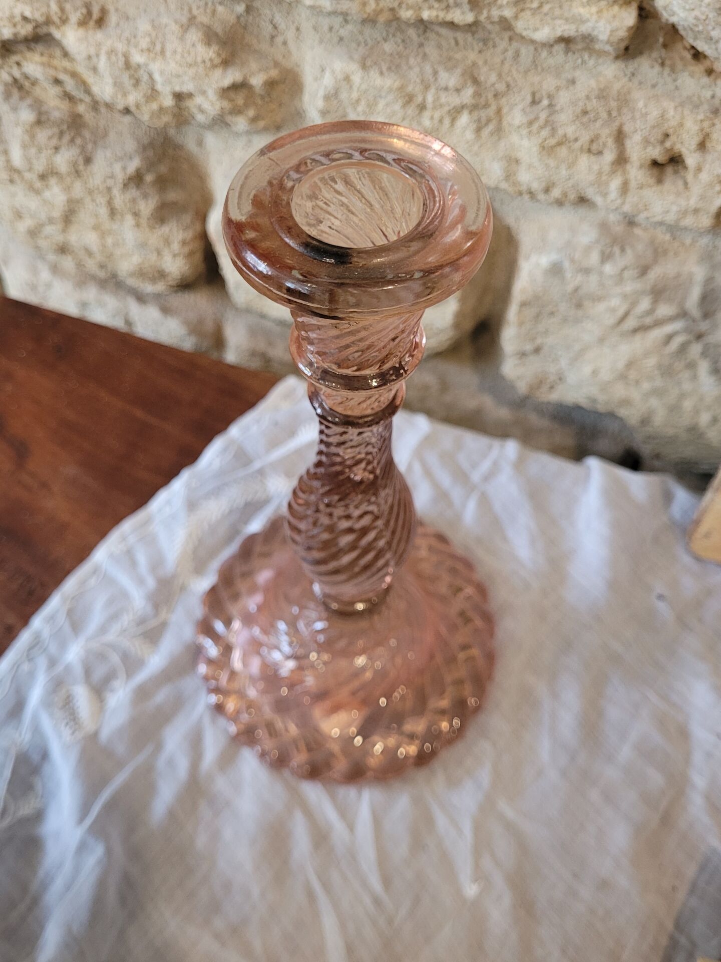 Bougeoir ancien en verre rose torsadé – vintage