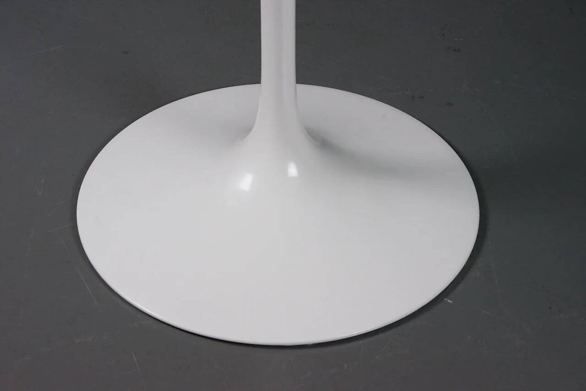 Tulip dining table by Eero Saarinen for Knoll Int. ⌀ 91.5 cm