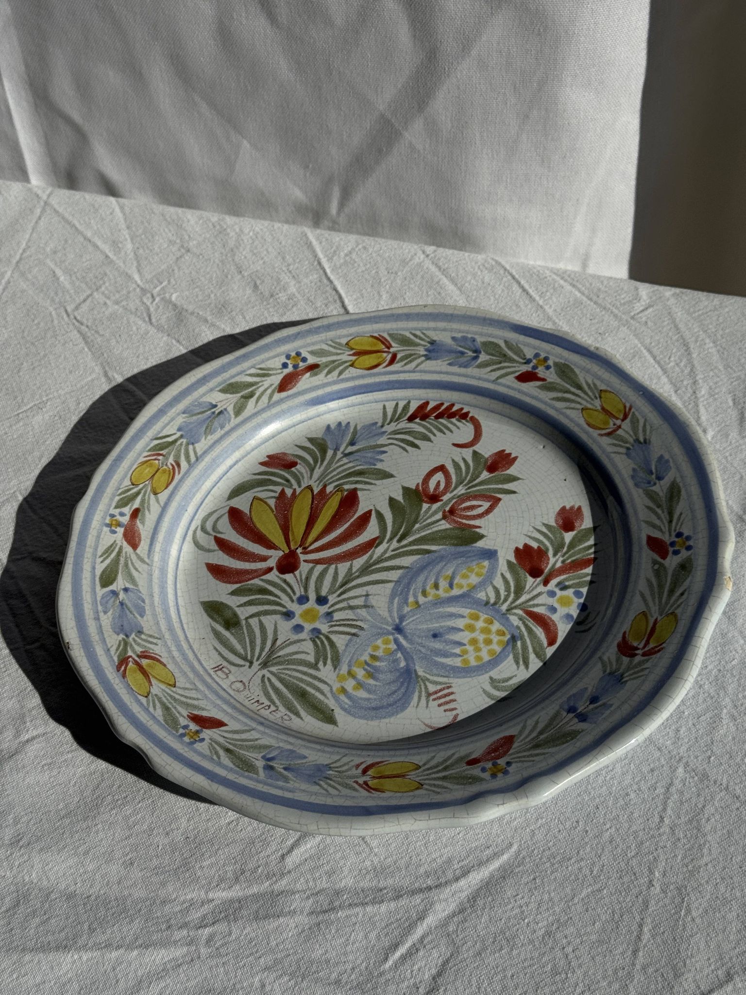 Assiette décorative ancienne IB Quimper à décor floral polychrome D24