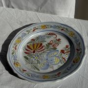 Assiette décorative ancienne IB Quimper à décor floral polychrome D24