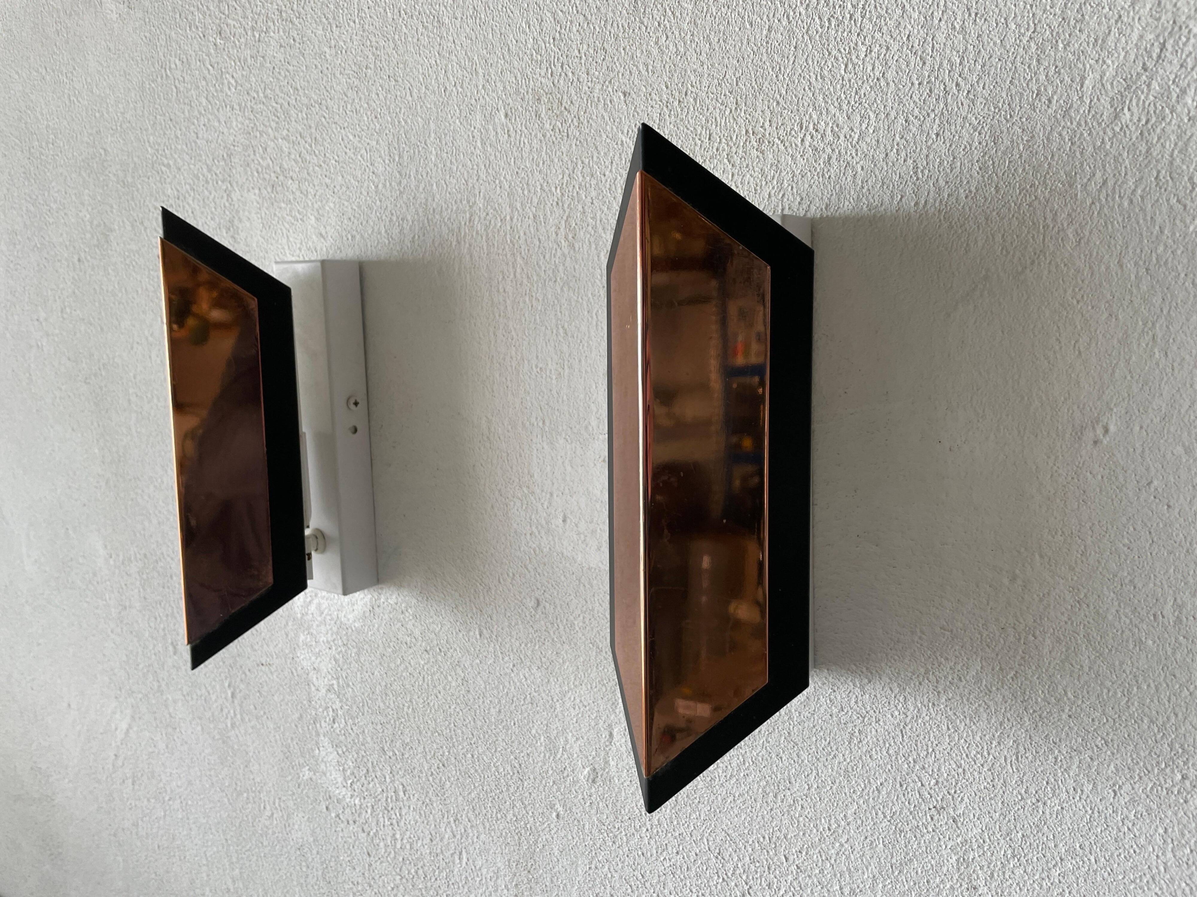Pair of French wall lights with geometric design in copper, 1960, France.