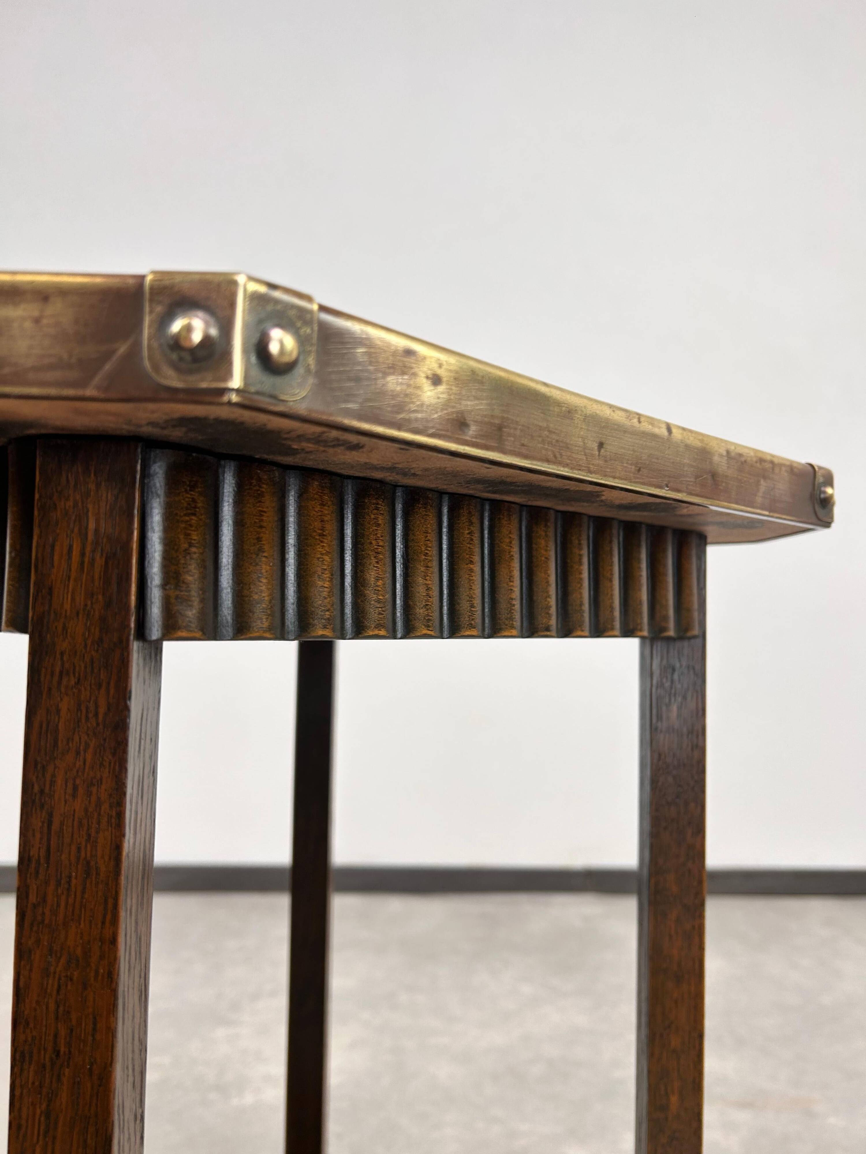 Table d'appoint Jugendstil avec plateau en laiton martelé