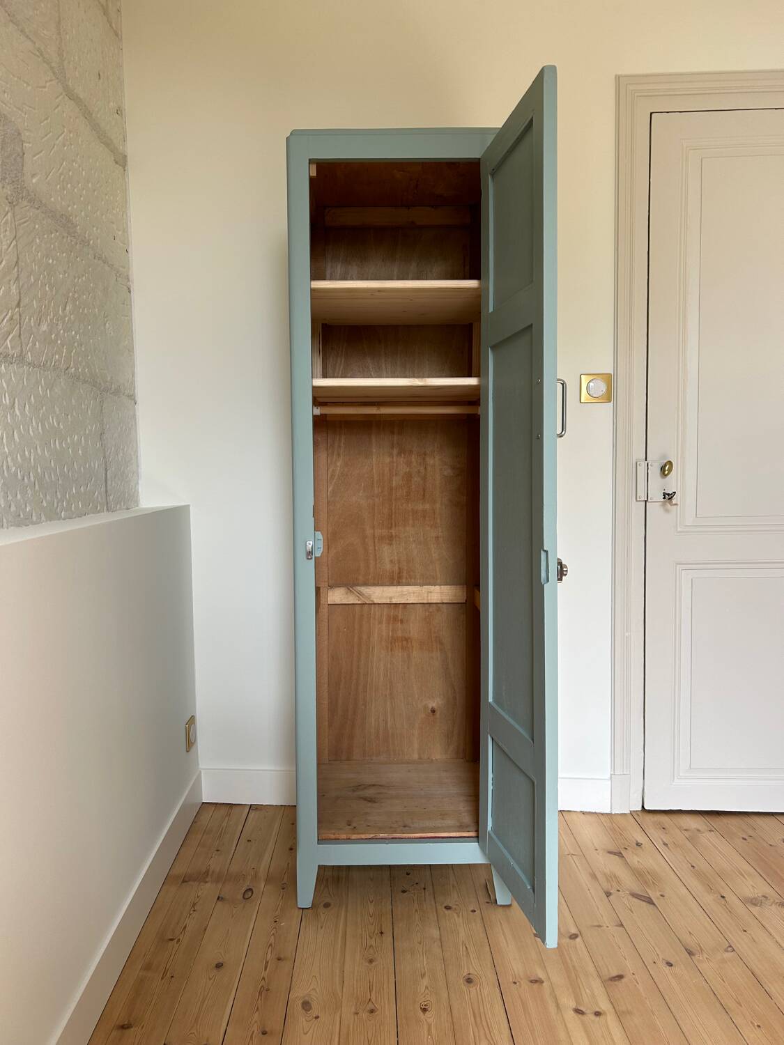 1-door wardrobe / locker room revisited in Almond (Resource)