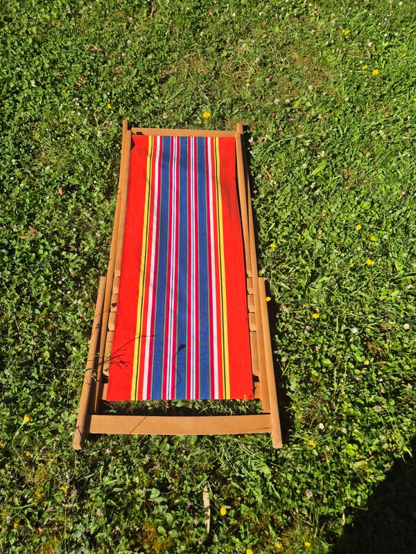 Transat chilienne vintage bois et toile a rayures rouge bleu jaune
