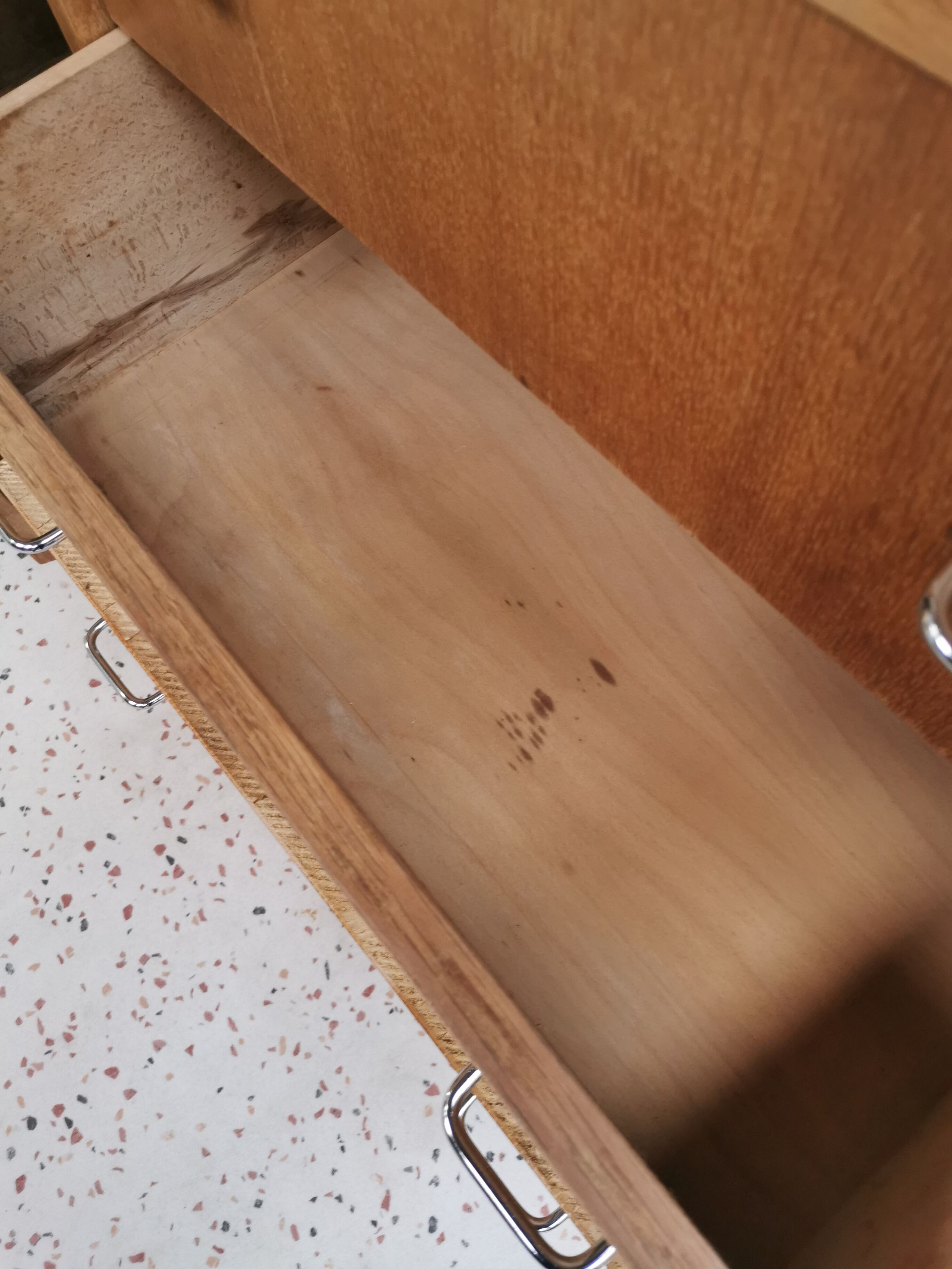 Asymmetrical cabinet