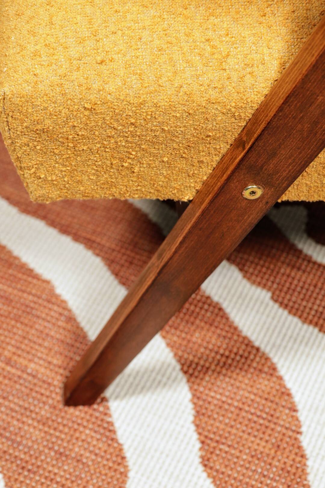 Fauteuil Mid-Century en bois de couleur jaune avec boucle au design scandinave