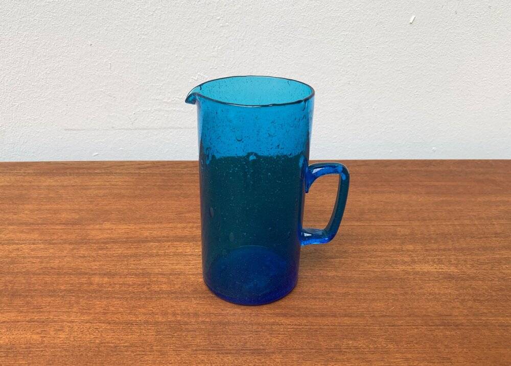 Broc en verre bleu fait main du milieu du siècle, années 1960