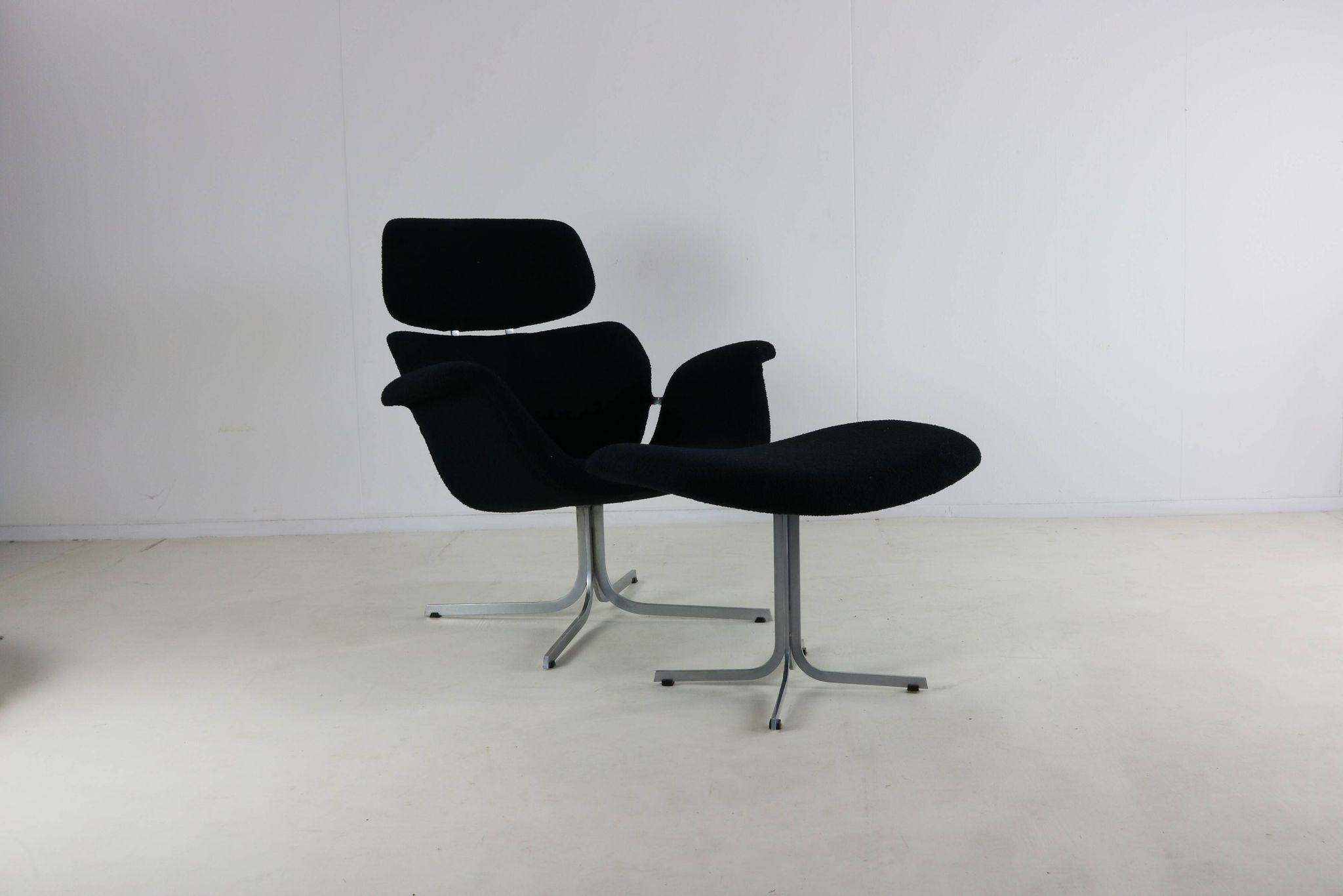 Artifort big tulip lounge chair with original ottoman