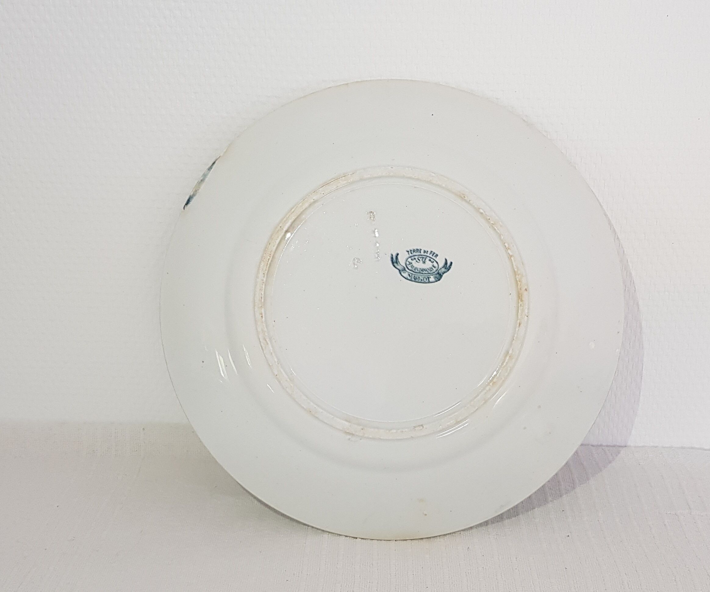 Round dish of service in earthenware Sté Amandinoise model Margot, iron earth.