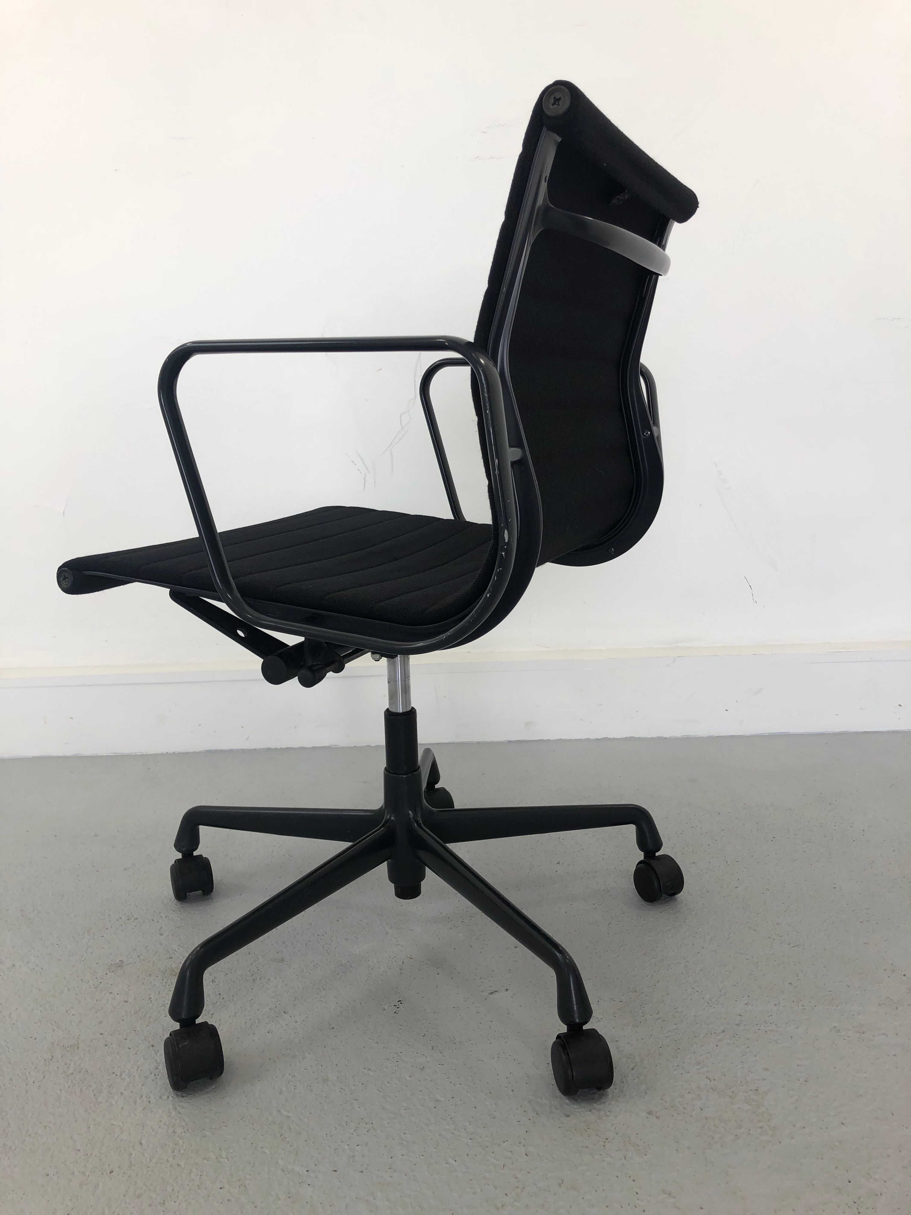 Aluminum black Model EA 117 Swivel Chair by Charles & Ray Eames for Vitra
