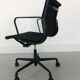 Chaise de bureau noir modèle EA 117 pivotante par Charles & Ray Eames pour Vitra